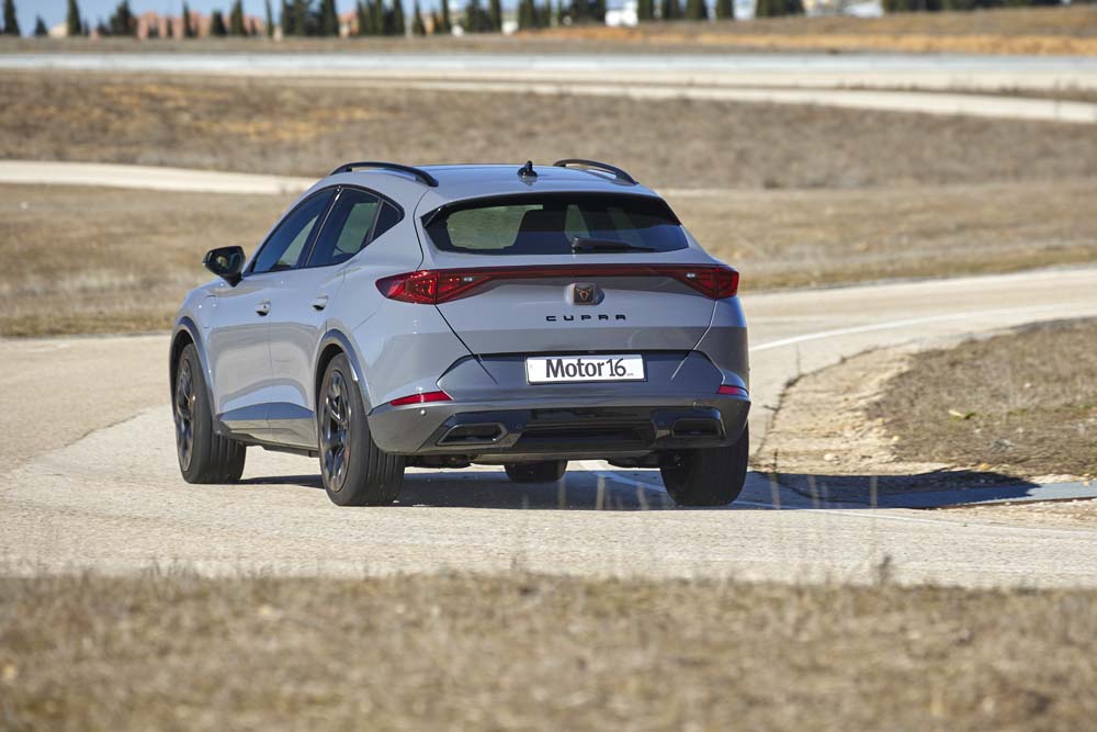 Peugeot 408 y Cupra Formentor. Comparamos dos híbridos enchufables de moda 22 Motor16 Cupra Formentor PHEV 2 1 Motor16