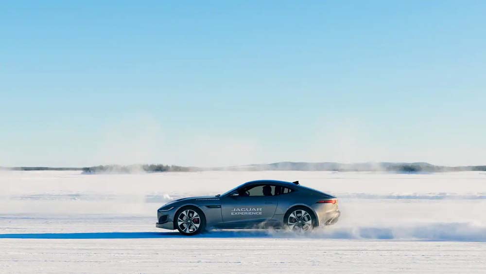 Jaguar te enseña a patinar sobre hielo 1 Motor16 Jaguar Ice Academy.