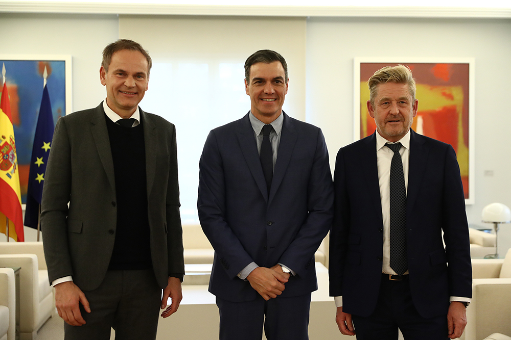Proyecto eléctrico de Seat y Volkswagen: los miles de millones que generará en nuestra economía 1 Motor16 El presidente ejecutivo de Volkswagen, Oliver Blume, el presidente del Gobierno, Pedro Sánchez y el presidente de Seat y de la Asociación Española de Fabricantes de Automóviles y Camiones (Anfac), Wayne Griffiths.