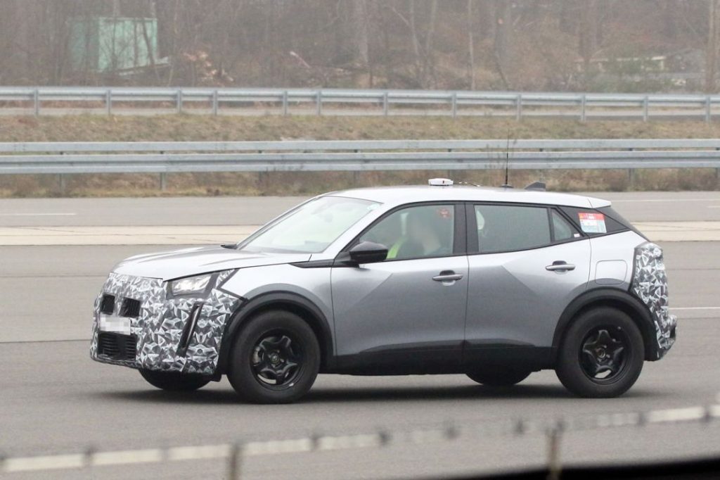 El Peugeot 2008 empieza a mostrar su nueva cara 12 Motor16 Peugeot 2008 facelift 11 Motor16