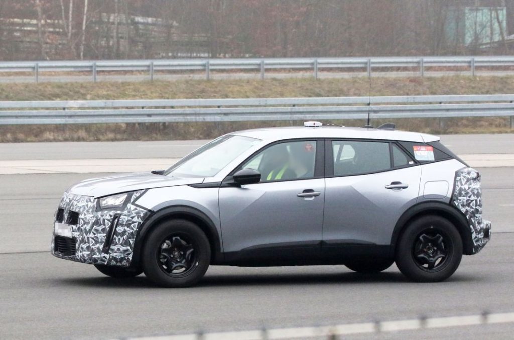 El Peugeot 2008 empieza a mostrar su nueva cara 1 Motor16 Peugeot 2008 facelift 12 Motor16