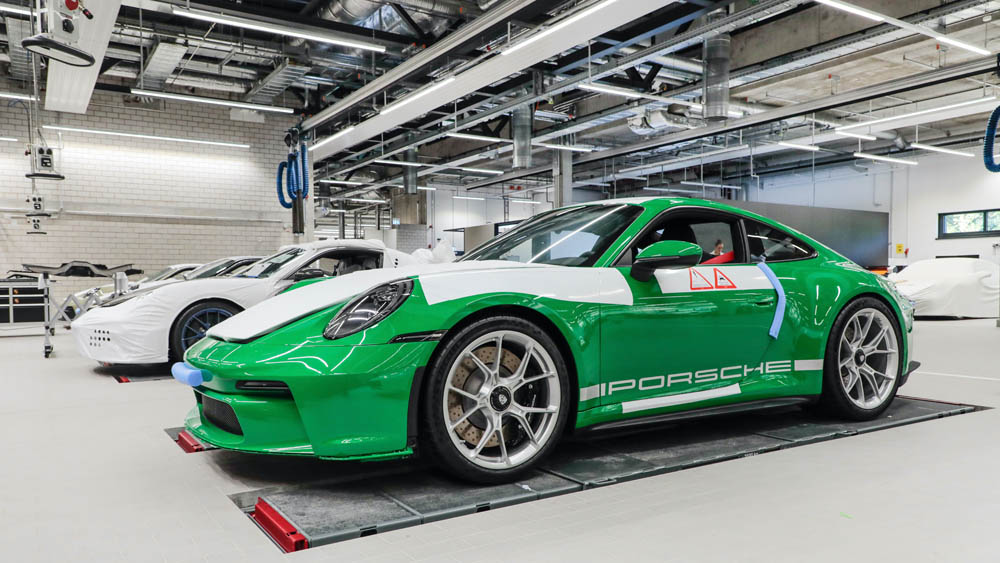 En Porsche no eliges la pintura; directamente la creas tú mismo 2 Motor16 Porsche Verde Essmann