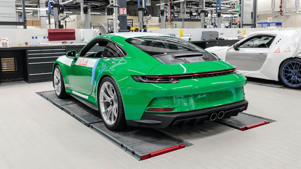 En Porsche no eliges la pintura; directamente la creas tú mismo 16 Motor16 Porsche 911 Verde Essmann 11 Motor16