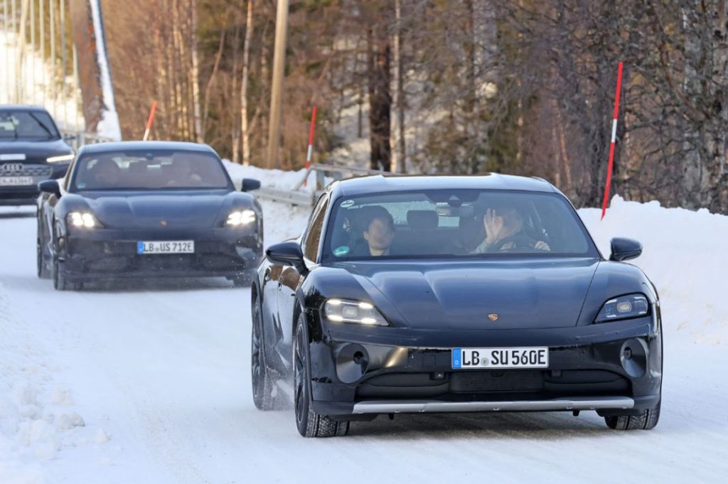 La renovación del Porsche Taycan se pone a punto en la nieve 3 Motor16 Porsche Taycan Cross Turismo facelift 1 Motor16
