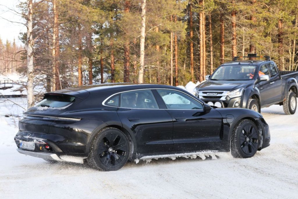 La renovación del Porsche Taycan se pone a punto en la nieve 12 Motor16 Porsche Taycan Cross Turismo facelift 10 Motor16