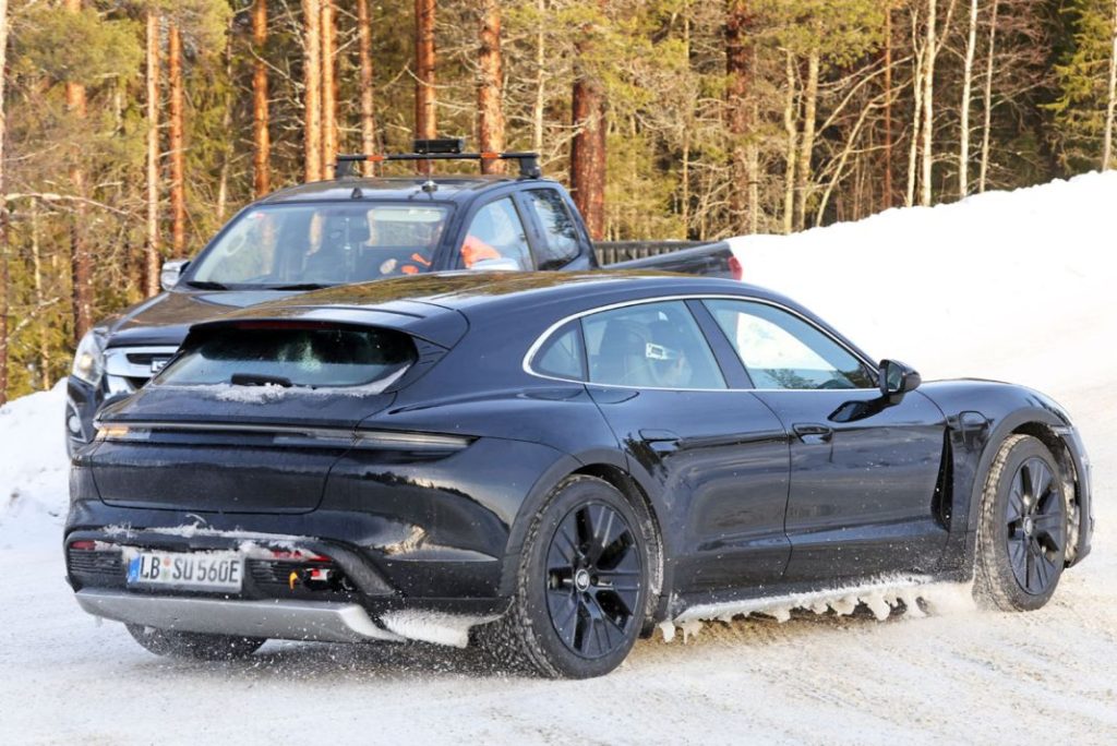 La renovación del Porsche Taycan se pone a punto en la nieve 14 Motor16 Porsche Taycan Cross Turismo facelift 12 Motor16
