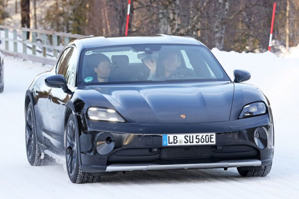 La renovación del Porsche Taycan se pone a punto en la nieve 4 Motor16 Porsche Taycan Cross Turismo facelift 2 Motor16