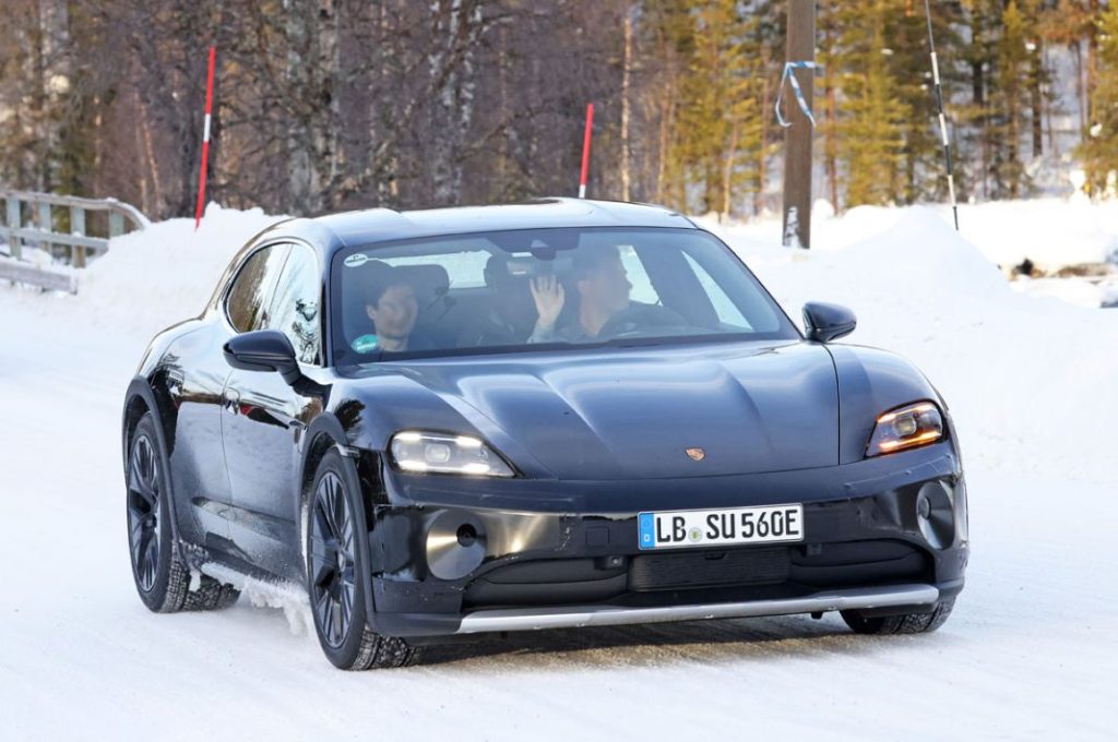 La renovación del Porsche Taycan se pone a punto en la nieve 5 Motor16 Porsche Taycan Cross Turismo facelift 3 Motor16