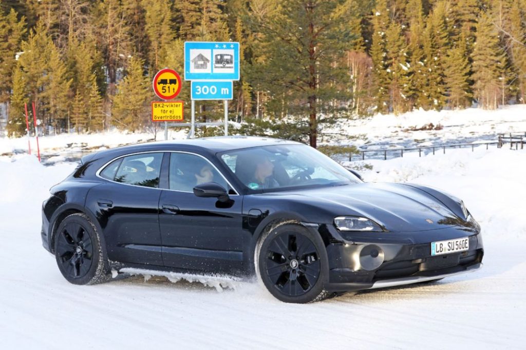 La renovación del Porsche Taycan se pone a punto en la nieve 8 Motor16 Porsche Taycan Cross Turismo facelift 6 Motor16