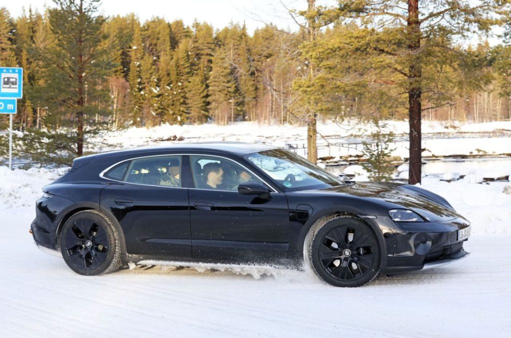 La renovación del Porsche Taycan se pone a punto en la nieve 9 Motor16 Porsche Taycan Cross Turismo facelift 7 Motor16