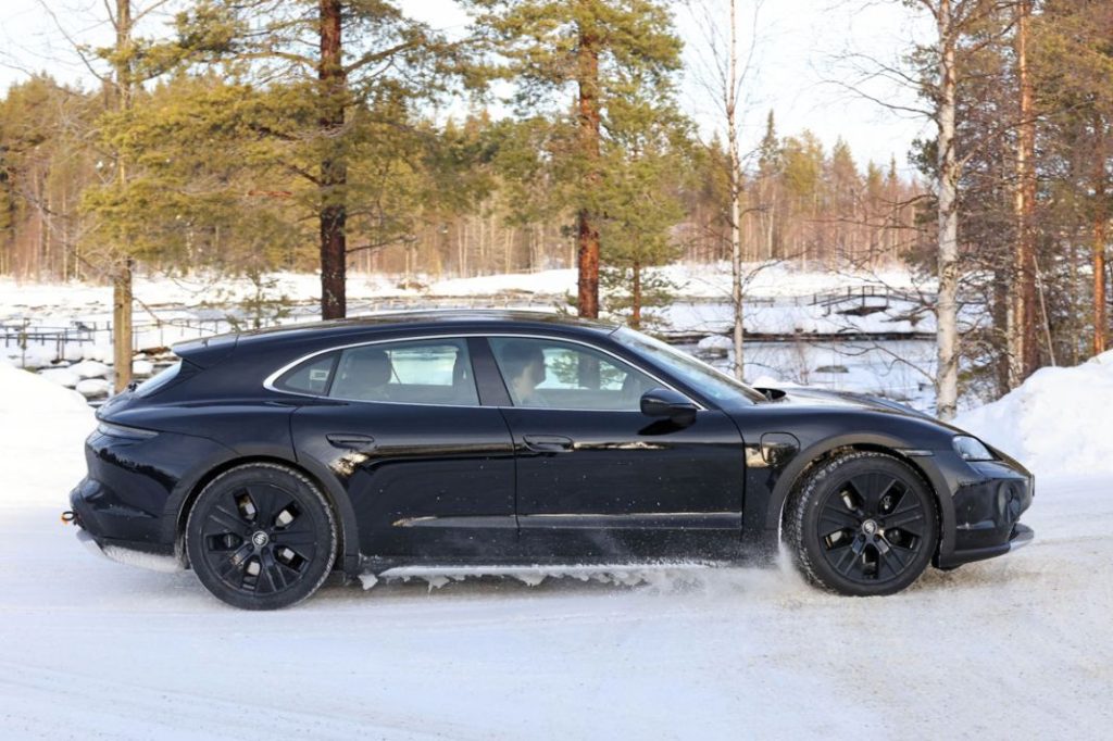 La renovación del Porsche Taycan se pone a punto en la nieve 10 Motor16 Porsche Taycan Cross Turismo facelift 8 Motor16