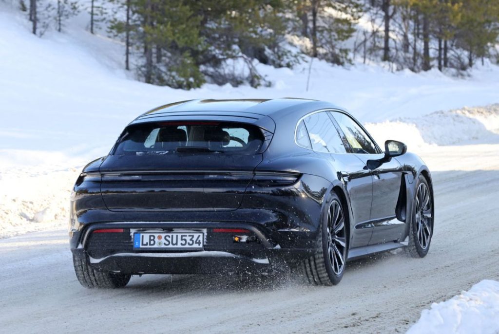 La renovación del Porsche Taycan se pone a punto en la nieve 45 Motor16 Porsche Taycan Sport Turismo facelift 10 Motor16