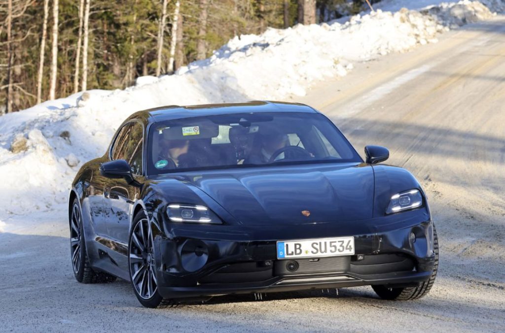 La renovación del Porsche Taycan se pone a punto en la nieve 37 Motor16 Porsche Taycan Sport Turismo facelift 2 Motor16