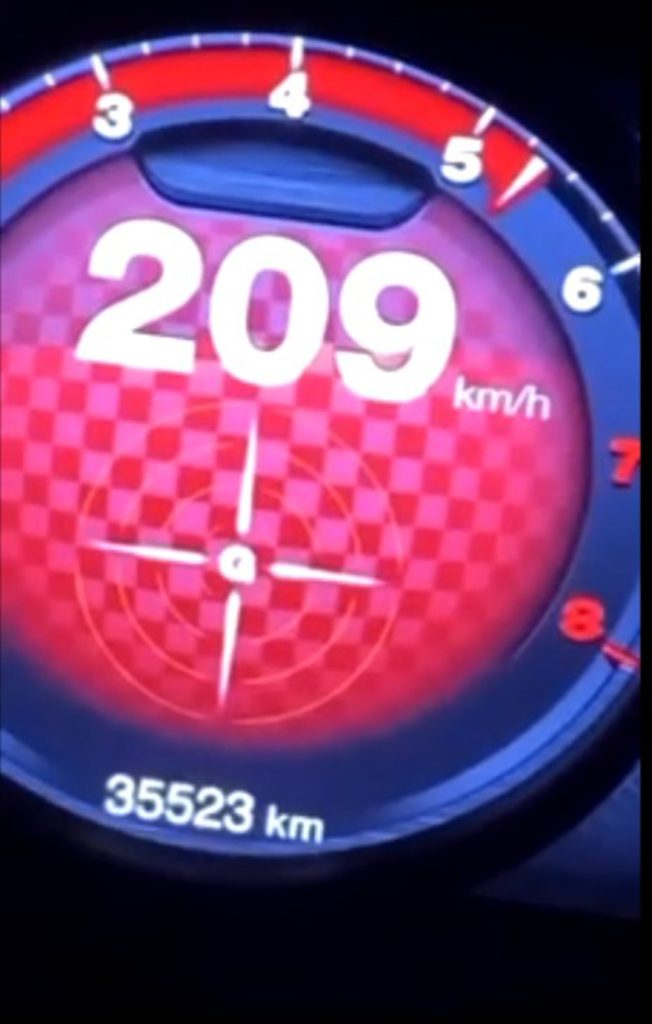 A 257 km/h, en moto y compartiendo mensajes en redes: la última barbaridad que denuncia la Guardia Civil 1 Motor16 La Guardia Civil ha denunciado a otro conductor que se grabó a 209 km/ y lo publicó en redes