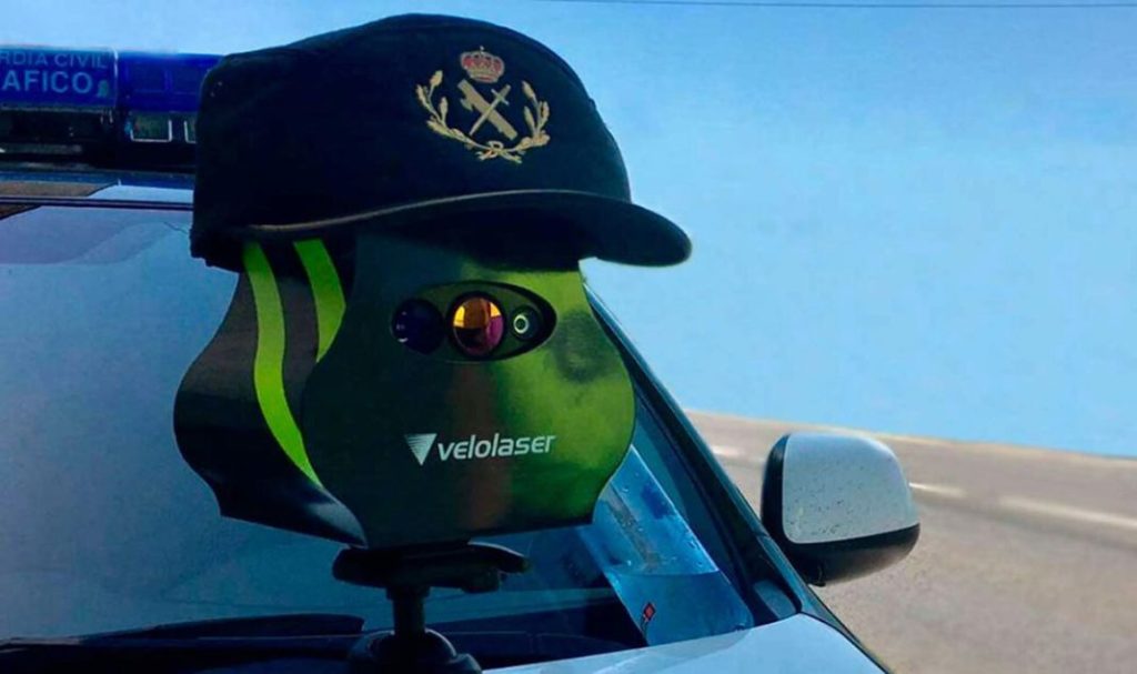 El truco infalible para detectar los radares 'invisibles' que usa la DGT 171 Motor16 Policía