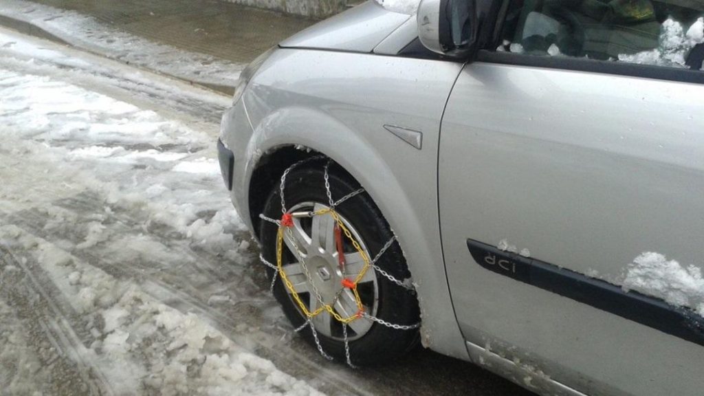 La propia Guardia Civil se enseña a poner las cadenas en tu coche... y con vídeo 120 Motor16 elementos