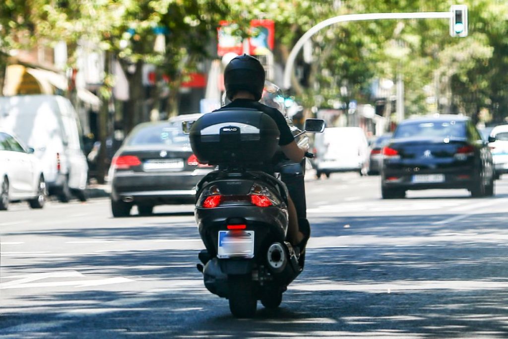 hombre circula moto calle madrid Motor16