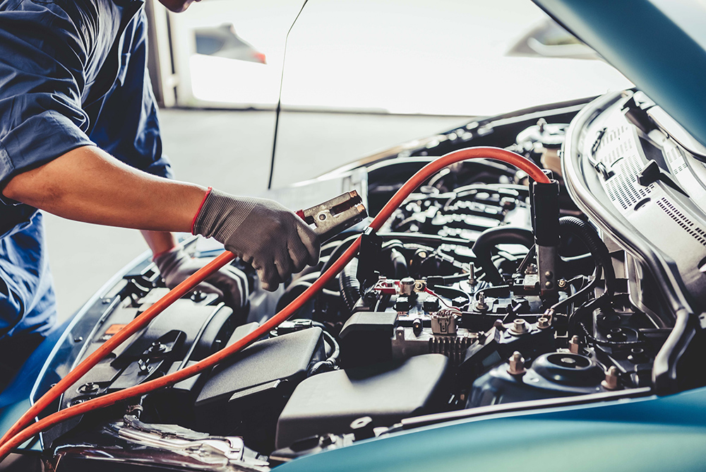 ¿Cómo puedo eliminar la carbonilla del motor de mi coche? 136 Motor16 operario taller revisando coche Motor16