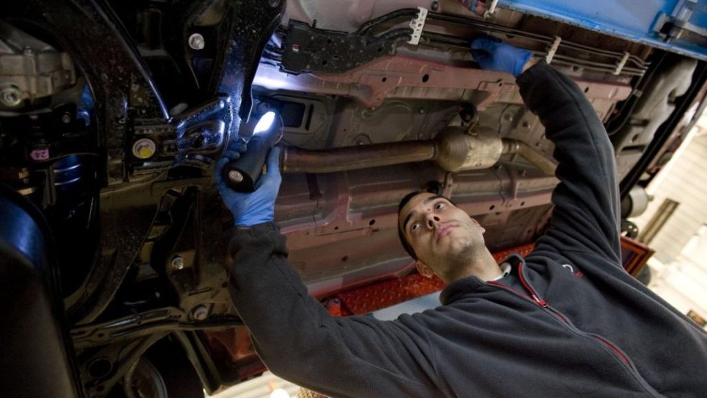 Reparaciones a precio de oro. Estos son los coches que si se rompen es mejor tirarlos 179 Motor16 taller