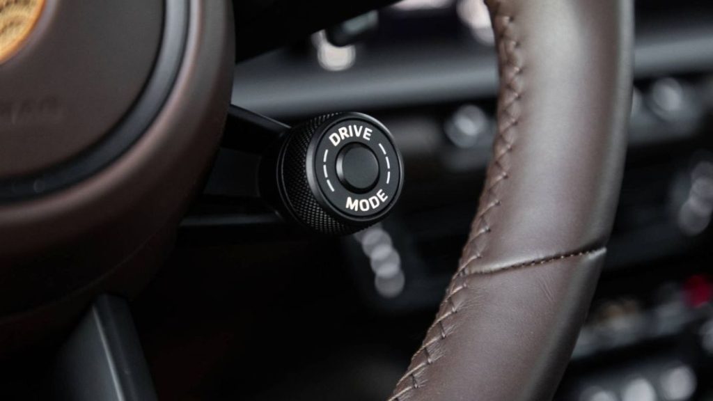 Consejos de la DGT para una conducción plena después de los 70: Seguridad y bienestar garantizados 3 Motor16 selector modos conduccion Motor16