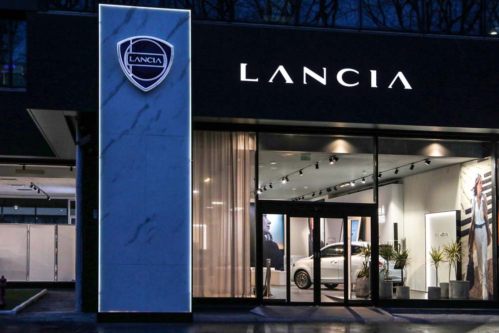 Lancia estrena su nueva imagen corporativa: más premium 1 Motor16 showroomlancia4 A63d789632a087 Motor16