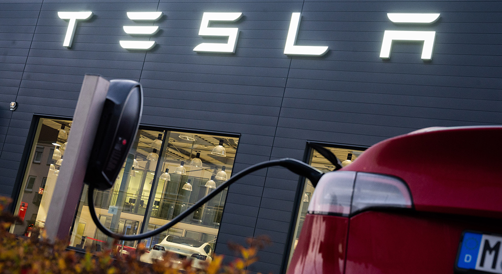 Elon Musk suelta los primeros detalles del futuro Tesla Model 2 2 Motor16 2023. Imagen Tesla cargando.