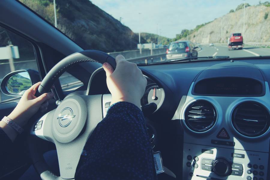 Los errores que jamás puedes cometer si viajas en coche 80 Motor16 multa