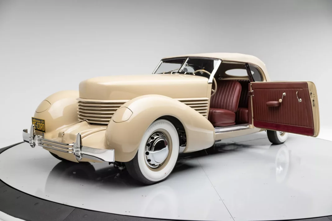 1937 Cord 812 Phaeton Amelia Earhart. Imagen portada.