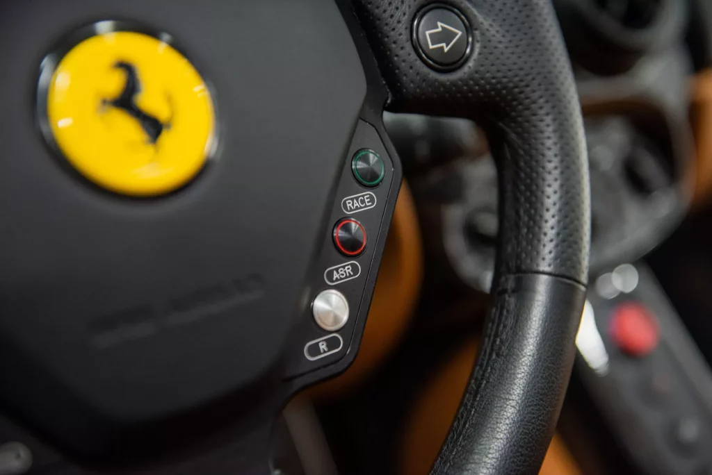 Detalle volante Ferrari Enzo Fernando Alonso