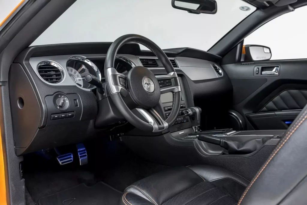 2011 Ford Mustang Hardtop 10 Motor16