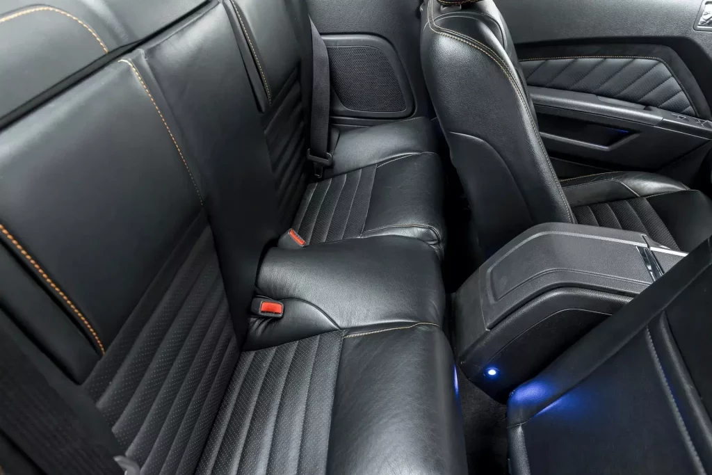 2011 Ford Mustang Hardtop 29 Motor16