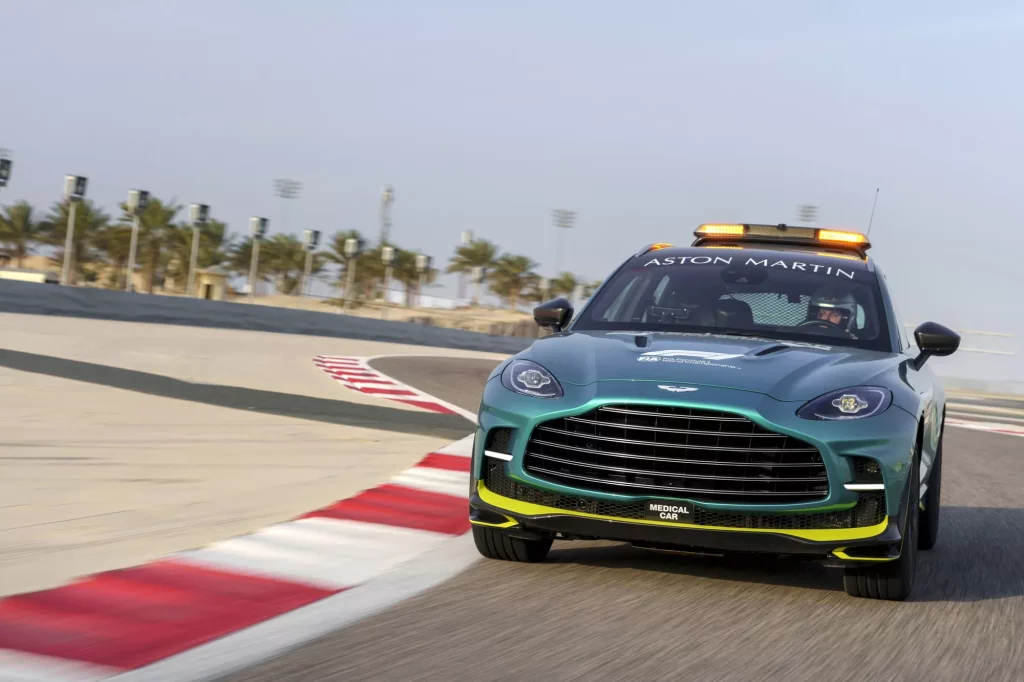 2023 Aston Martin DBX707 Medical Car. Imagen movimiento.