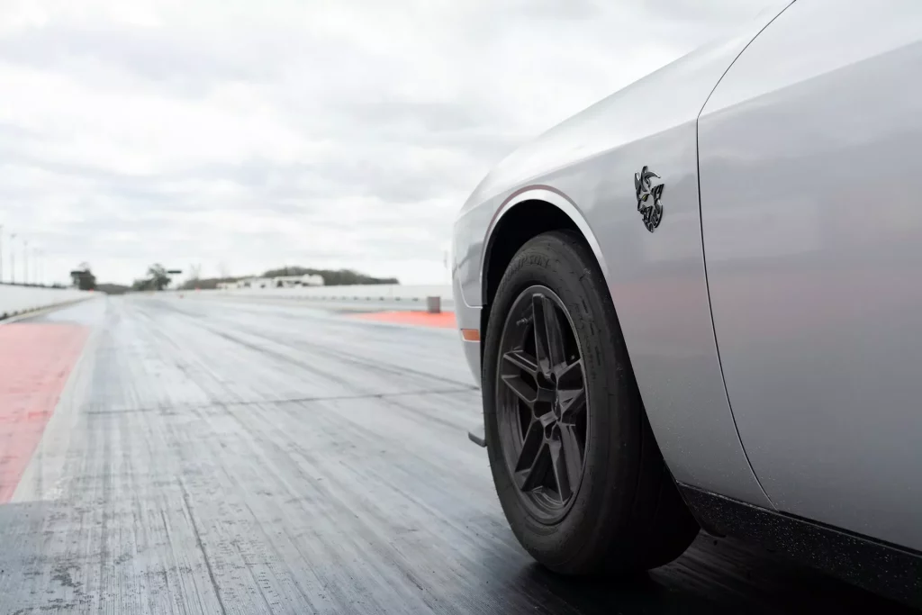 2023 Dodge Challenger SRT Demon 170. Imagen detalle llanta.