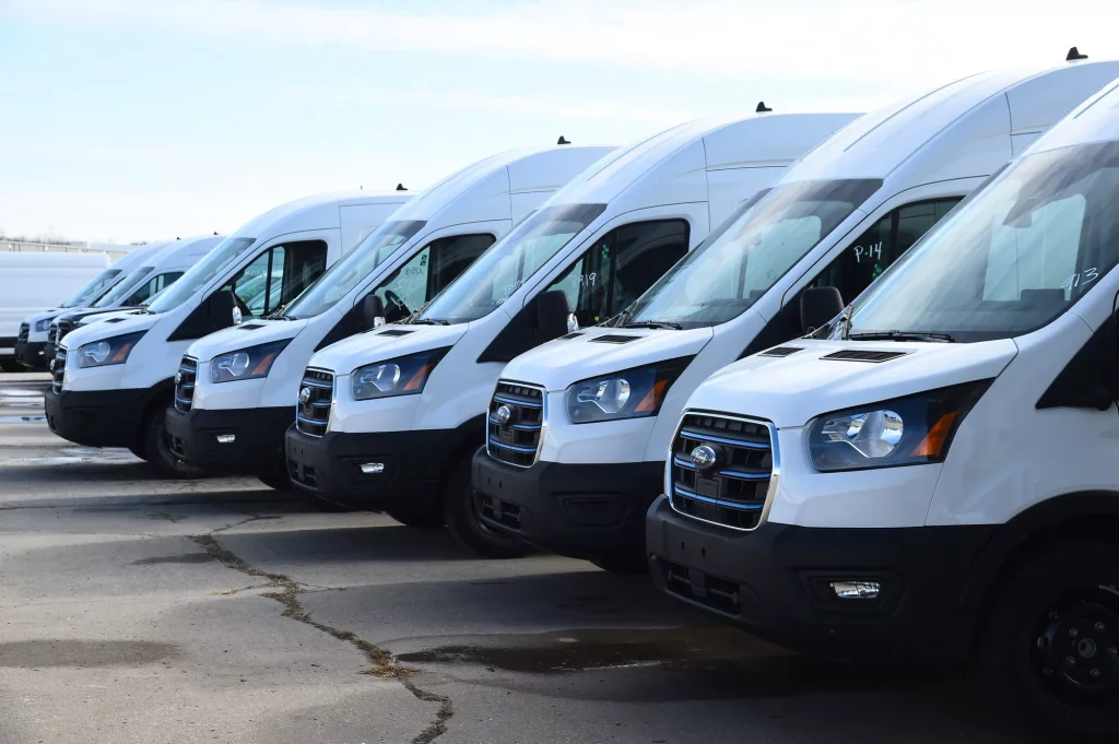 2023 Ford E-Transit USPS USA. Imagen detalle exterior.