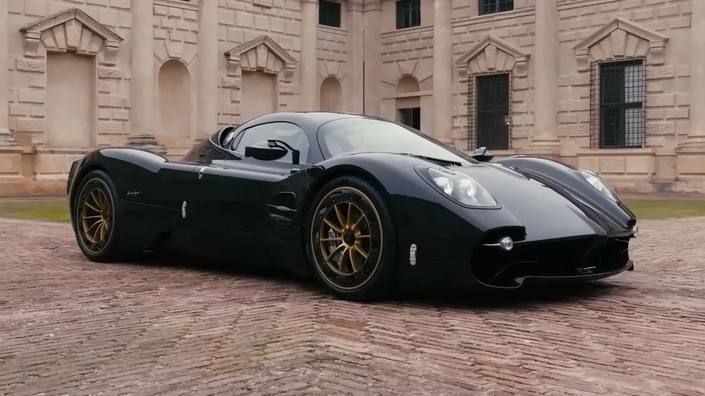 Así recorre el Pagani Utopia las angostas calles de Mantua 1 Motor16 2023 Pagani Utopia Mantova 1 Motor16
