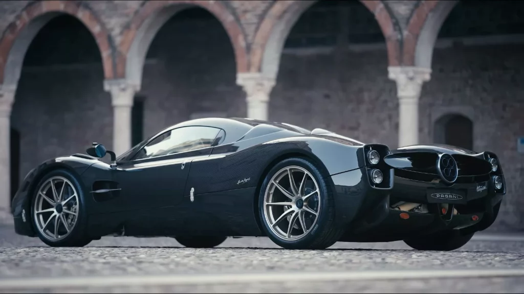 Así recorre el Pagani Utopia las angostas calles de Mantua 5 Motor16 2023 Pagani Utopia Mantova 5 Motor16