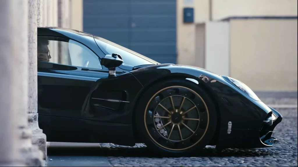 Así recorre el Pagani Utopia las angostas calles de Mantua 6 Motor16 2023 Pagani Utopia Mantova 6 Motor16