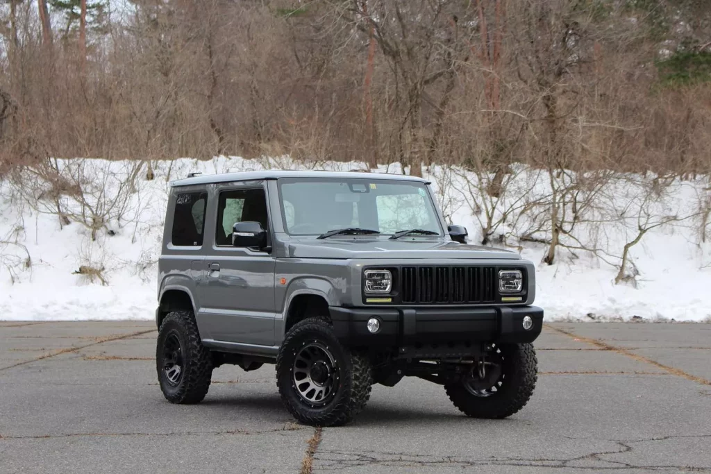 2023 Suzuki Jimny Jeep Cherokee. Imagen estática.