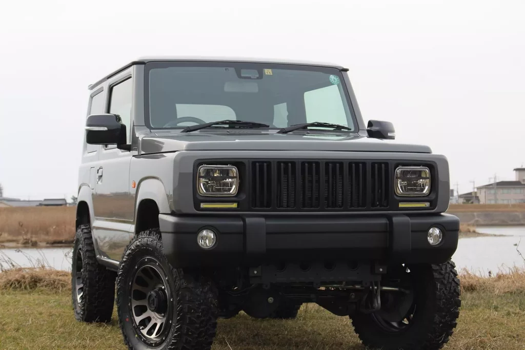 2023 Suzuki Jimny Jeep Cherokee. Imagen estática frontal.