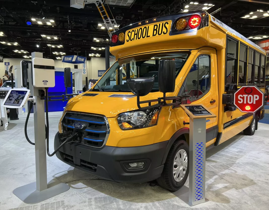 2023 Ford E-Transit autobús escolar. Imagen portada.