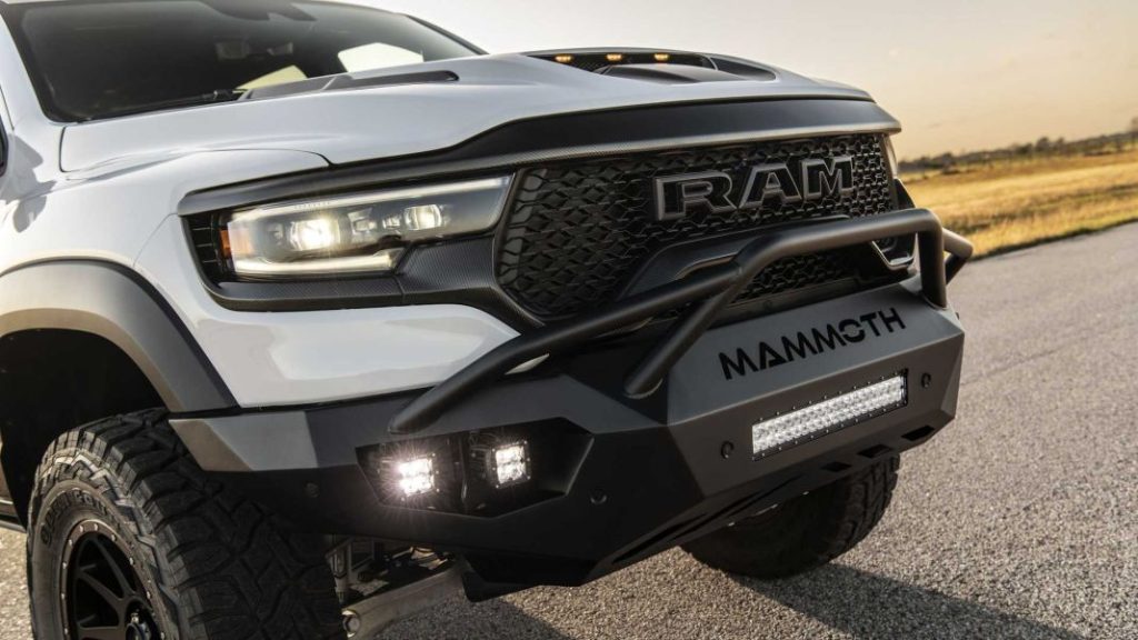 Extra de carbono para los RAM 1500 TRX gracias a Hennessey 1 Motor16 2023 RAM 1500 TRX Carbon Edition Hennessey. Imagen detalle frontal.