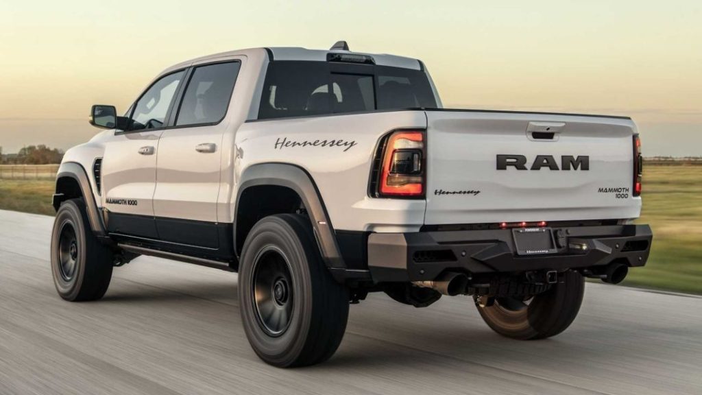 Extra de carbono para los RAM 1500 TRX gracias a Hennessey 2 Motor16 2023 RAM 1500 TRX Carbon Edition Hennessey. Imagen movimiento trasero.