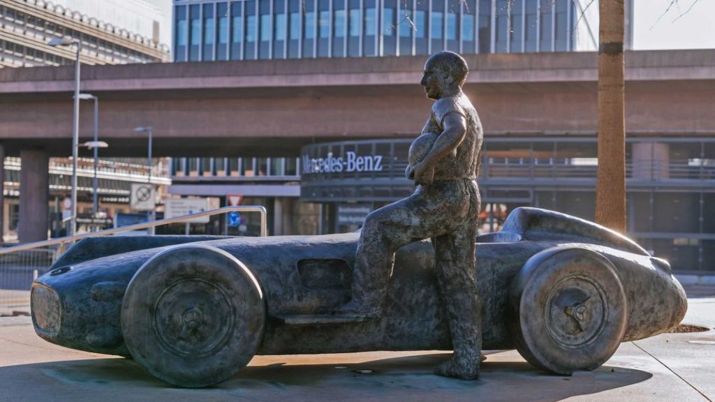 La nueva pieza del museo Mercedes-Benz está en el exterior 3 Motor16 2023 juan manuel fangio mercedes benz museo 1 Motor16