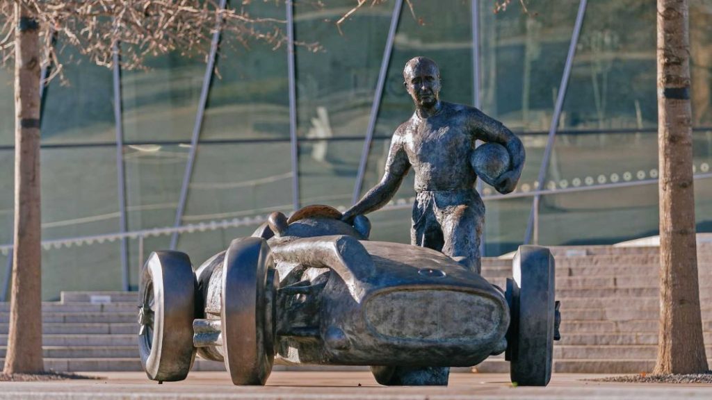 La nueva pieza del museo Mercedes-Benz está en el exterior 1 Motor16 2023 Mercedes-Benz Museo Fangio. Imagen escultura.