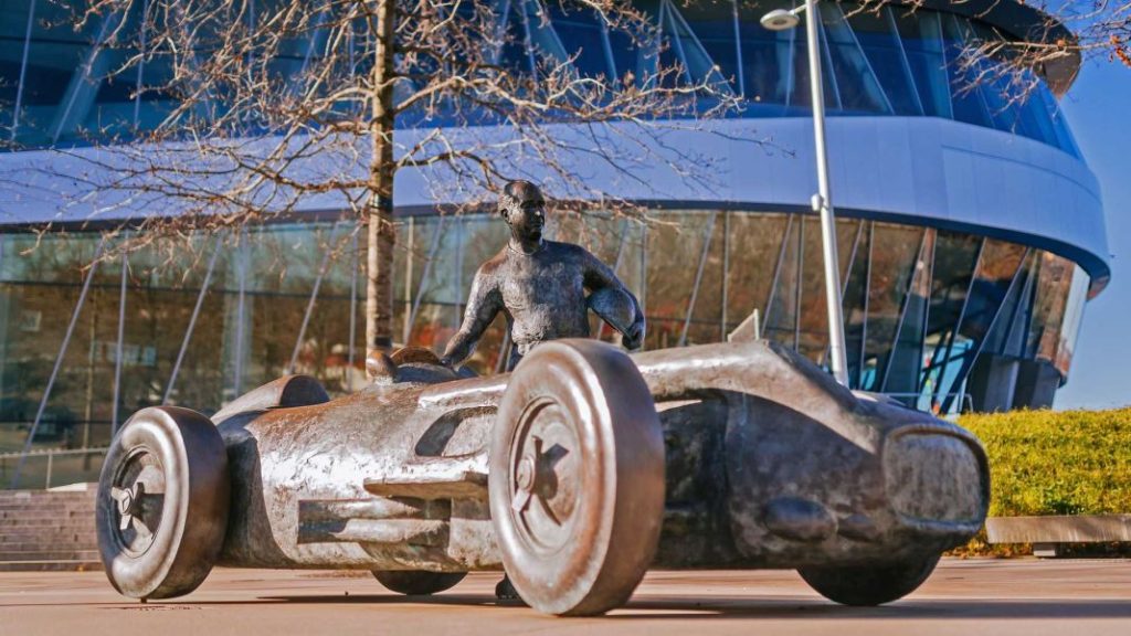 La nueva pieza del museo Mercedes-Benz está en el exterior 5 Motor16 2023 juan manuel fangio mercedes benz museo 4 Motor16
