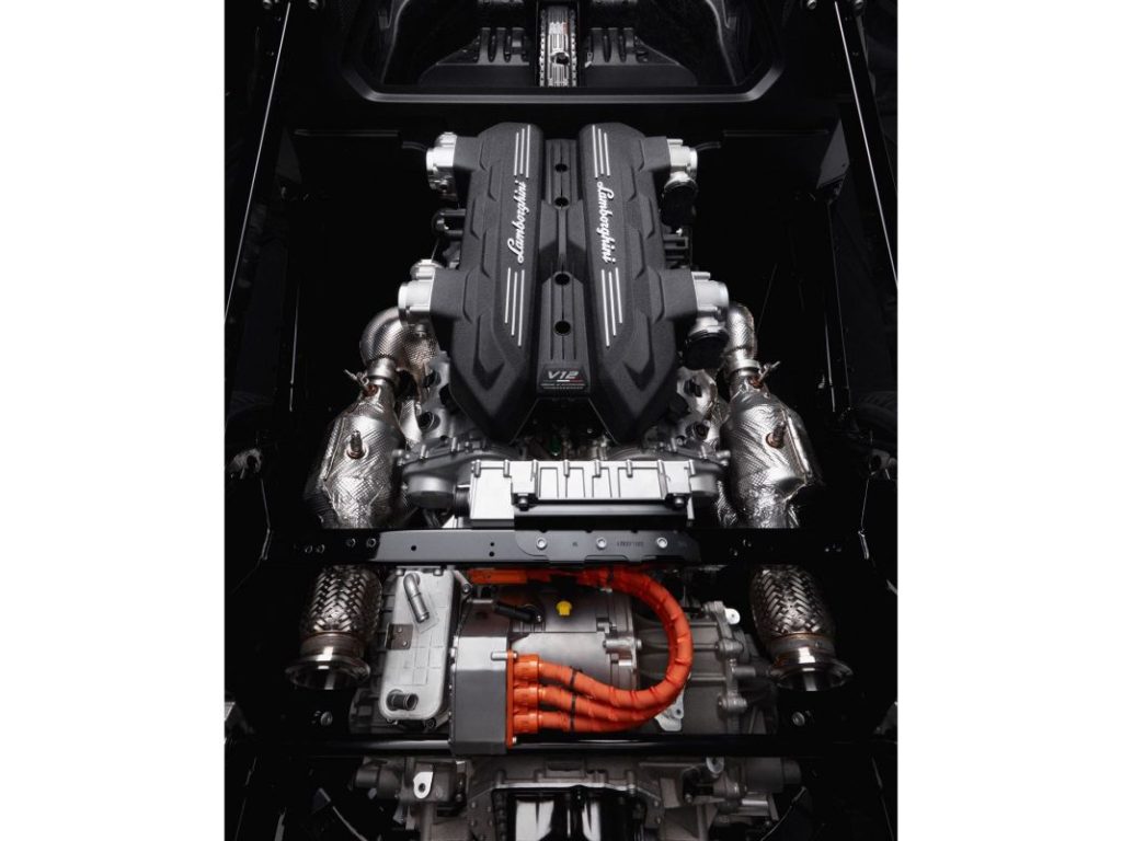 Lamborghini LB744: así es la mecánica híbrida que usará el futuro Aventador 1 Motor16 2023 Lamborghini LB744. Imagen motor V12.