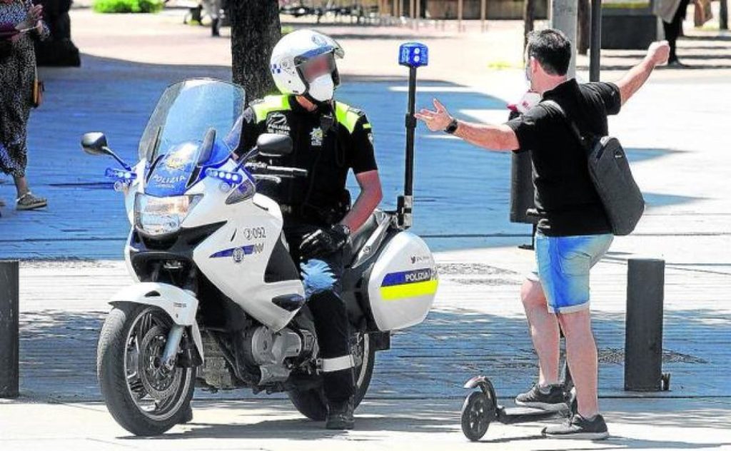 Le fractura el tobillo a un peatón con su patinete y tiene que hipotecar su casa para pagar la multa 129 Motor16 patinete