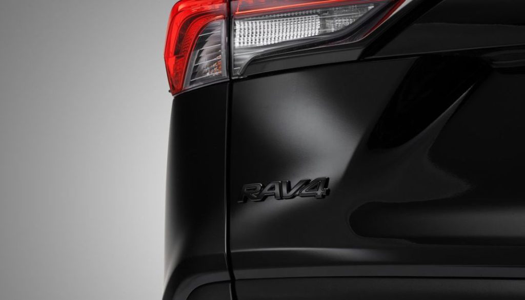 El famoso mecánico de YouTube que te aconseja qué coche de segunda mano comprar para no pisar en taller en 15 o 16 años 126 Motor16 2023 Toyota RAV4 híbrido. Imagen portada.