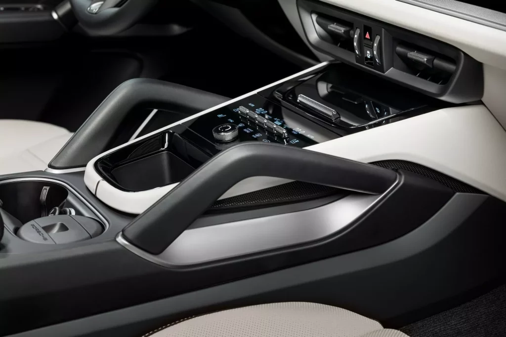 2024 Porsche Cayenne interior adelanto 3 Motor16
