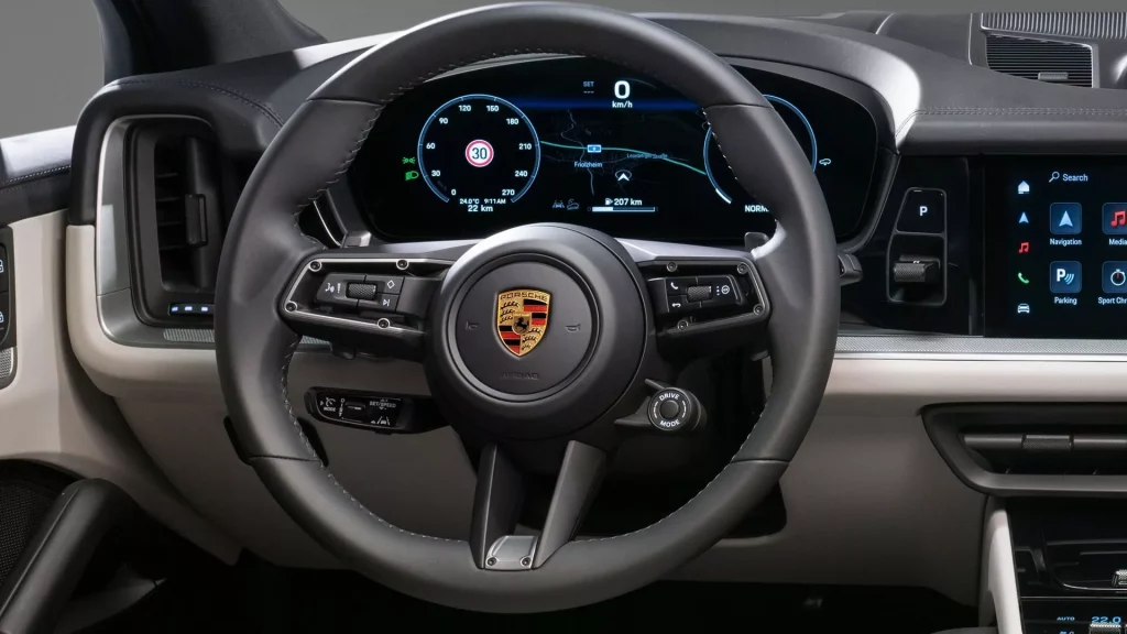 2023 Porsche Cayenne interior adelanto. Imagen volante.